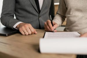 Se puede denunciar a alguien que me debe dinero sin contrato